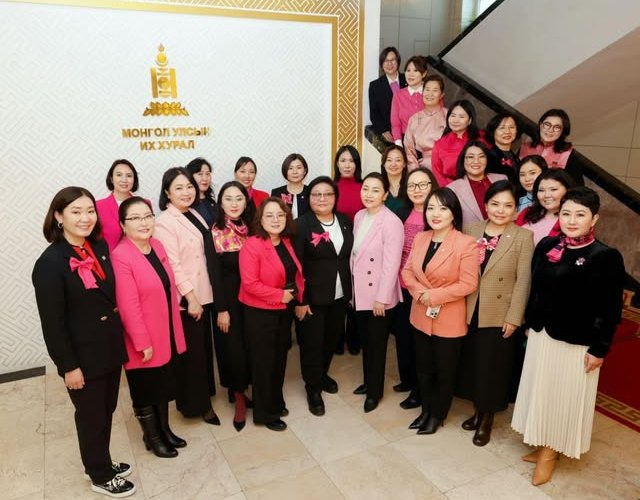 УИХ-ын эмэгтэй гишүүд мэдээлэл хийж байна